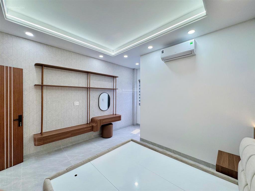 Nhà đẹp, có thang máy 450kg  full nội thất  4m x 16m  đường rộng 8m  ngay chợ gò xoài, tktq