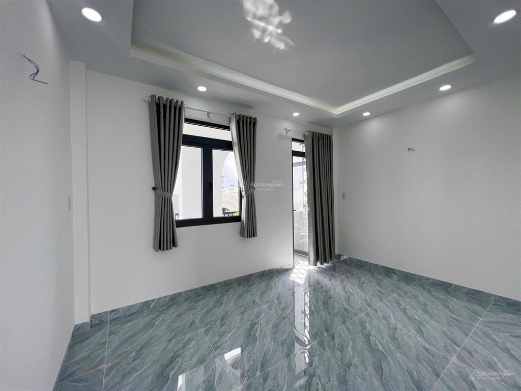 Nhà mặt tiền kinh doanh  4,5m x 15m  đường nhựa thông 8m  gần công viên hồ trái tim