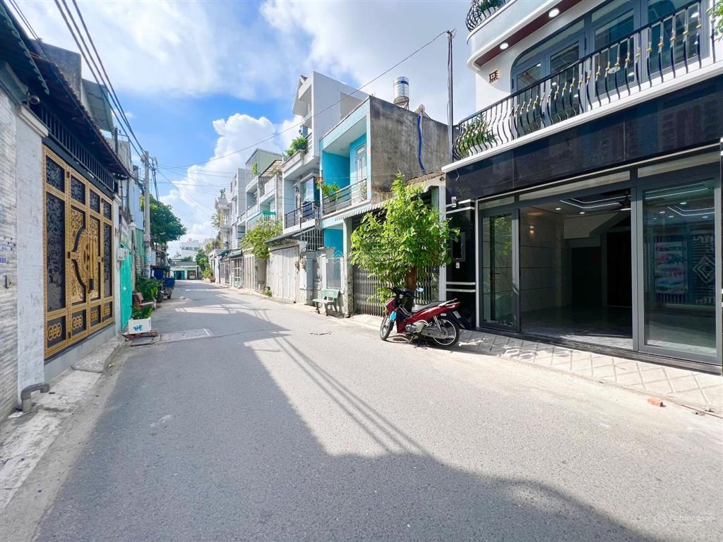 Nhà mặt tiền kinh doanh  4,5m x 15m  đường nhựa thông 8m  gần công viên hồ trái tim
