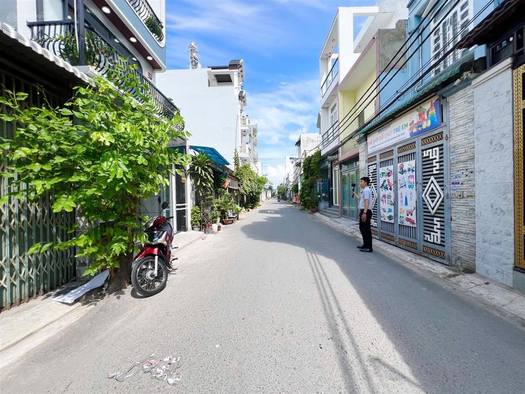 Nhà mặt tiền kinh doanh  4,5m x 15m  đường nhựa thông 8m  gần công viên hồ trái tim