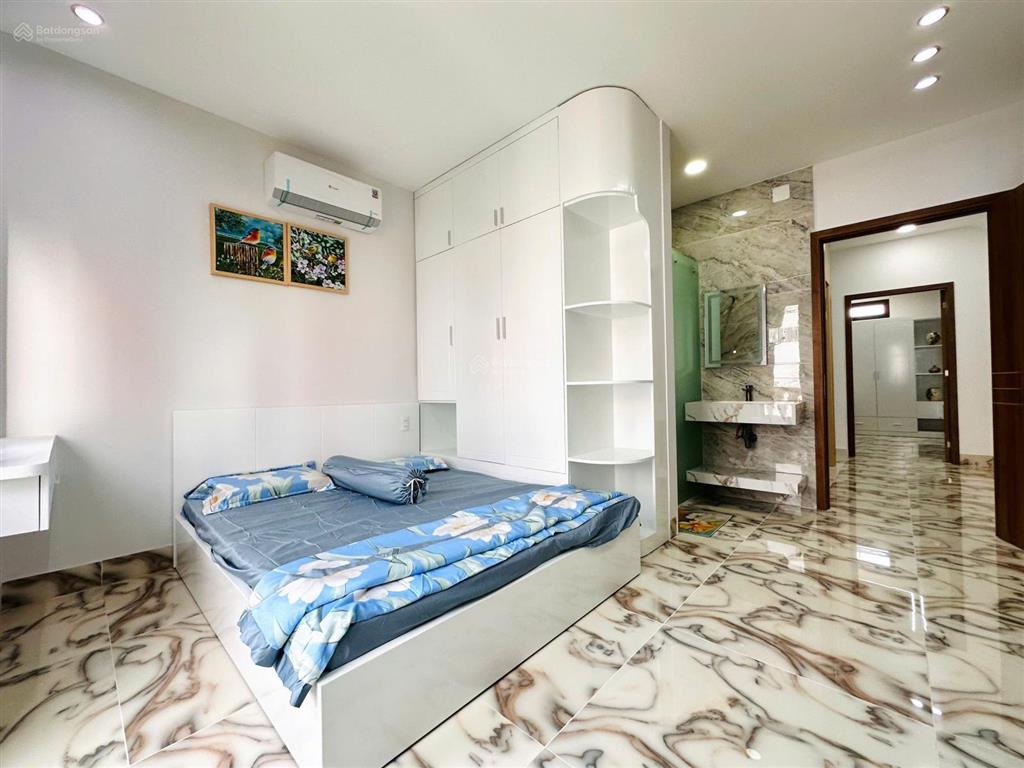 Novaland sài gòn  4m x 19m  thang máy 450kg  full nội thất  có sân oto, có phòng ngủ dưới trệt