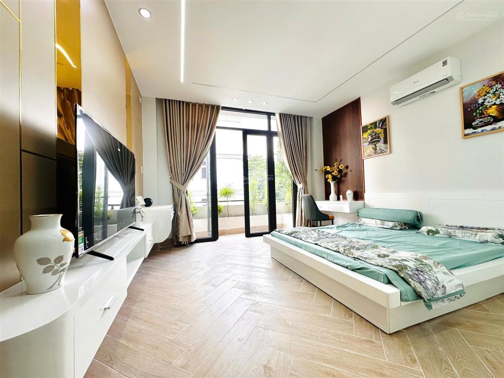 Novaland sài gòn  4m x 19m  thang máy 450kg  full nội thất  có sân oto, có phòng ngủ dưới trệt