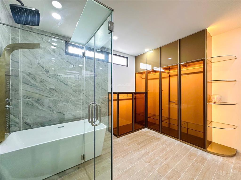 Novaland sài gòn  4m x 19m  thang máy 450kg  full nội thất  có sân oto, có phòng ngủ dưới trệt