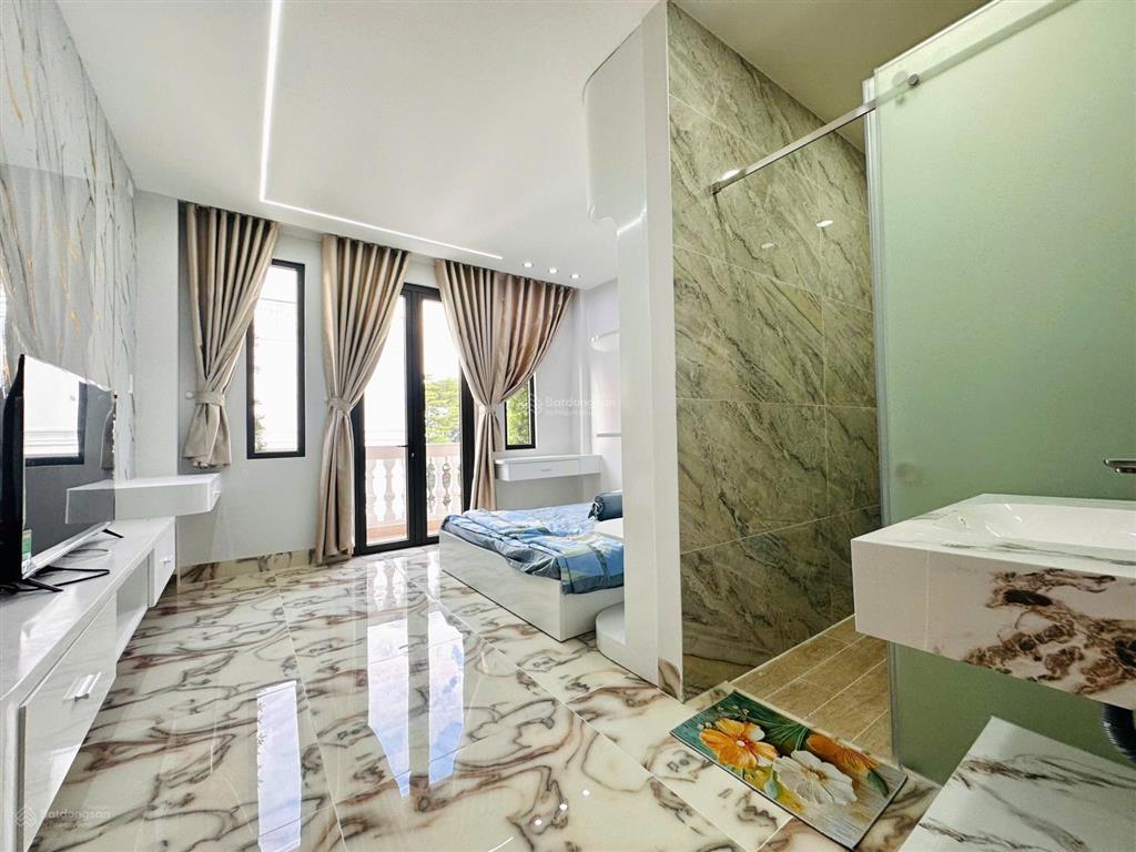 Novaland sài gòn  4m x 19m  thang máy 450kg  full nội thất  có sân oto, có phòng ngủ dưới trệt