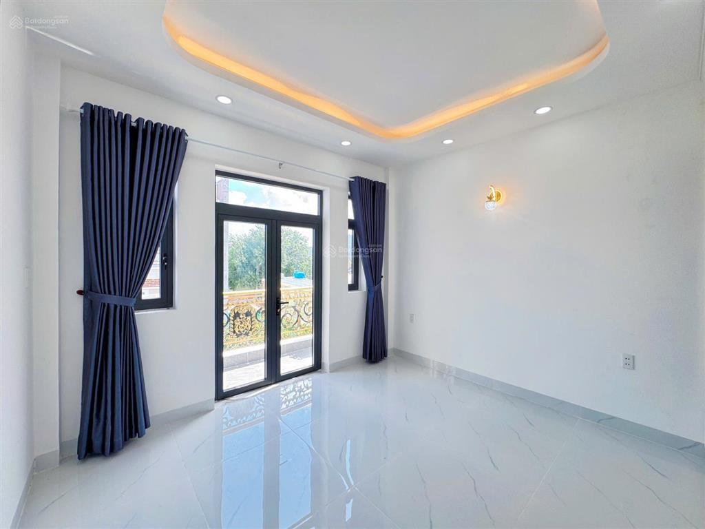 Nhà phố có sân vườn + sân đậu xe máy + gara ô tô + ô chờ thang máy  4m x 25m  đường trước nhà 8m