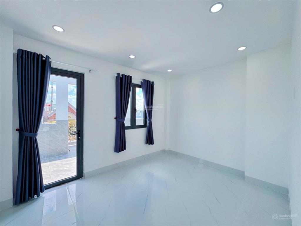 Nhà phố có sân vườn + sân đậu xe máy + gara ô tô + ô chờ thang máy  4m x 25m  đường trước nhà 8m