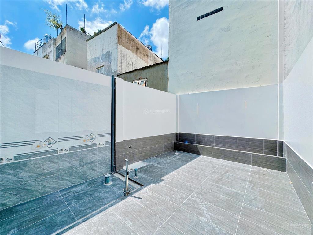 Nhà phố có sân vườn + sân đậu xe máy + gara ô tô + ô chờ thang máy  4m x 25m  đường trước nhà 8m