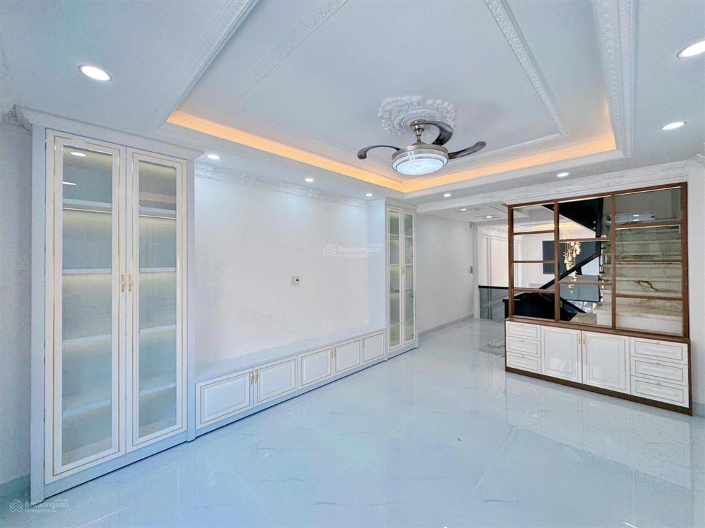 Nhà phố có sân vườn + sân đậu xe máy + gara ô tô + ô chờ thang máy  4m x 25m  đường trước nhà 8m