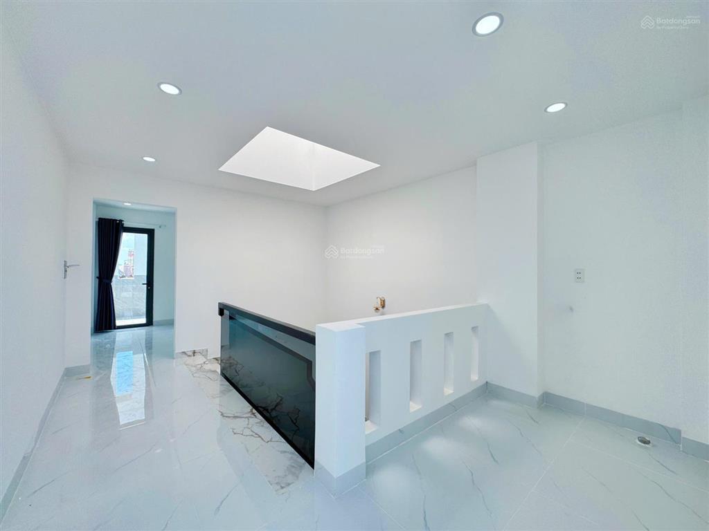 Nhà phố có sân vườn + sân đậu xe máy + gara ô tô + ô chờ thang máy  4m x 25m  đường trước nhà 8m