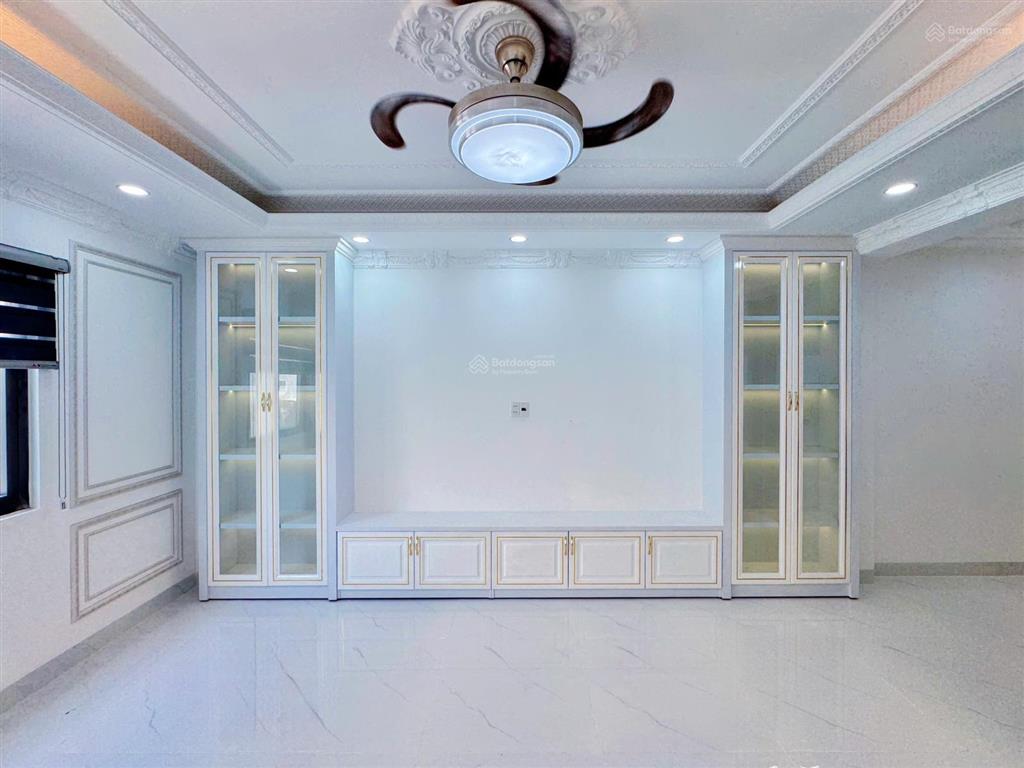Nhà phố có sân vườn + sân đậu xe máy + gara ô tô + ô chờ thang máy  4m x 25m  đường trước nhà 8m