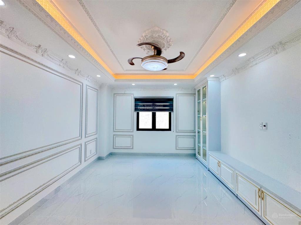 Nhà phố có sân vườn + sân đậu xe máy + gara ô tô + ô chờ thang máy  4m x 25m  đường trước nhà 8m