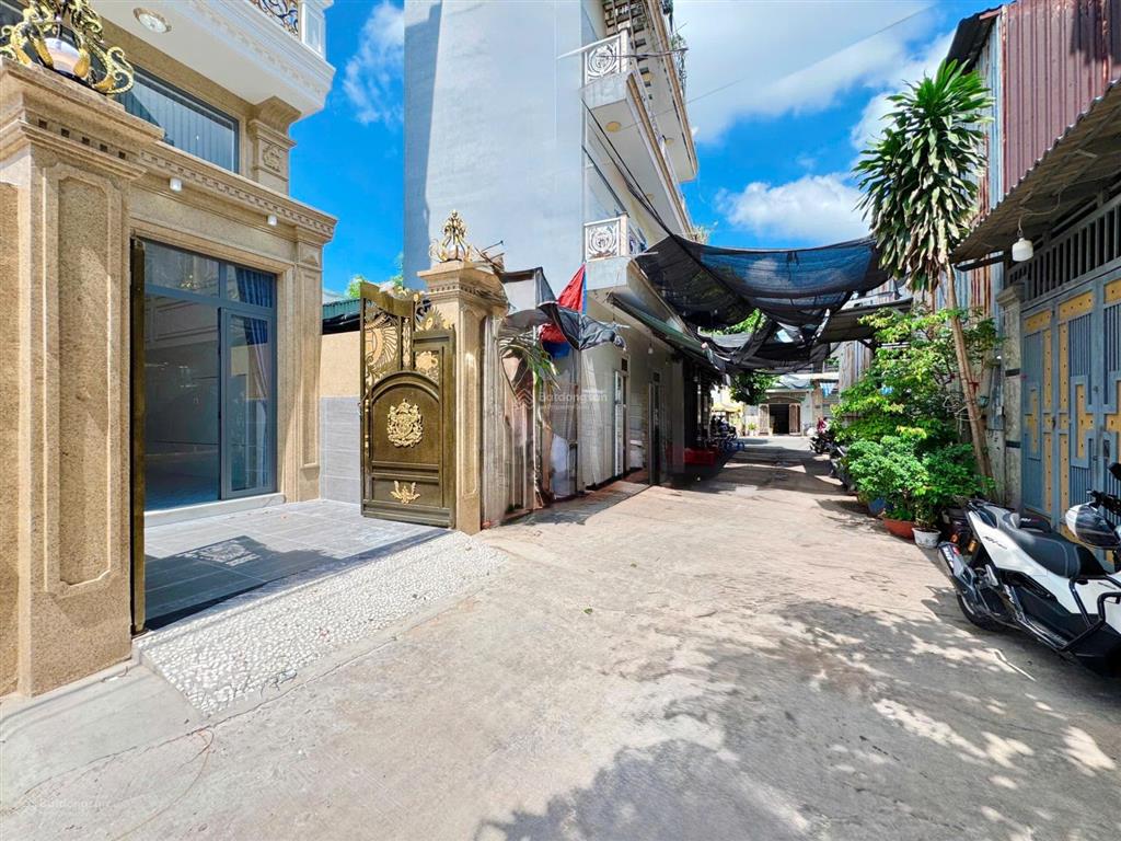 Nhà phố có sân vườn + sân đậu xe máy + gara ô tô + ô chờ thang máy  4m x 25m  đường trước nhà 8m