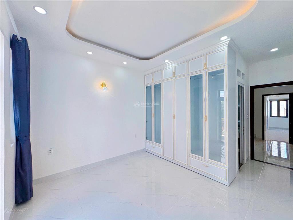 Nhà phố có sân vườn + sân đậu xe máy + gara ô tô + ô chờ thang máy  4m x 25m  đường trước nhà 8m