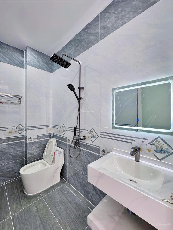 Nhà phố có sân vườn + sân đậu xe máy + gara ô tô + ô chờ thang máy  4m x 25m  đường trước nhà 8m