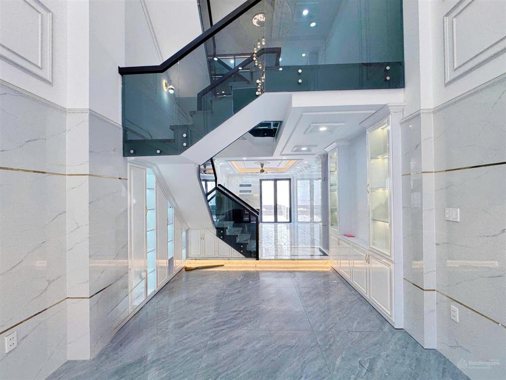 Nhà phố có sân vườn + sân đậu xe máy + gara ô tô + ô chờ thang máy  4m x 25m  đường trước nhà 8m