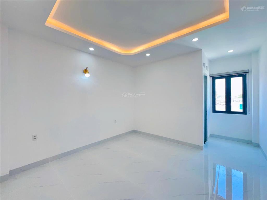 Nhà phố có sân vườn + sân đậu xe máy + gara ô tô + ô chờ thang máy  4m x 25m  đường trước nhà 8m