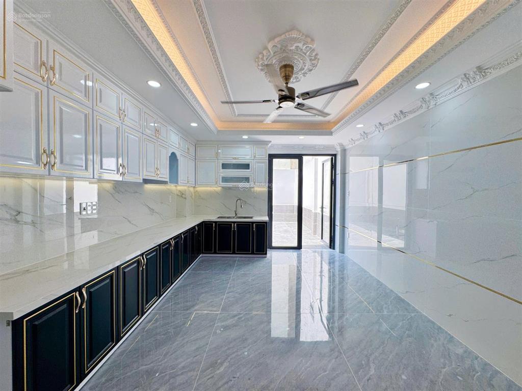 Nhà phố có sân vườn + sân đậu xe máy + gara ô tô + ô chờ thang máy  4m x 25m  đường trước nhà 8m