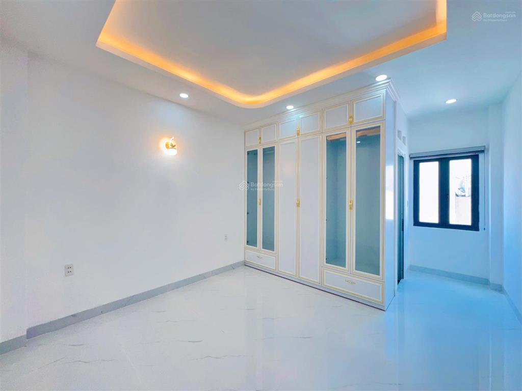 Nhà phố có sân vườn + sân đậu xe máy + gara ô tô + ô chờ thang máy  4m x 25m  đường trước nhà 8m