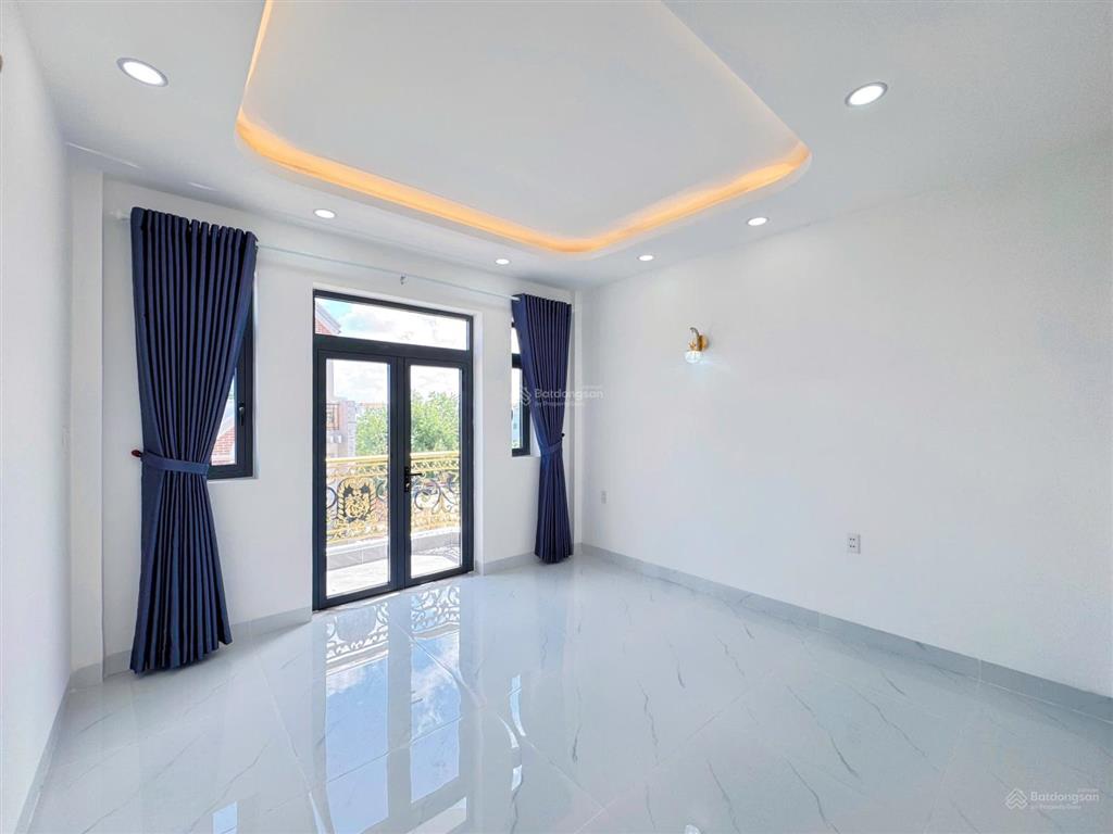 Nhà phố có sân vườn + sân đậu xe máy + gara ô tô + ô chờ thang máy  4m x 25m  đường trước nhà 8m