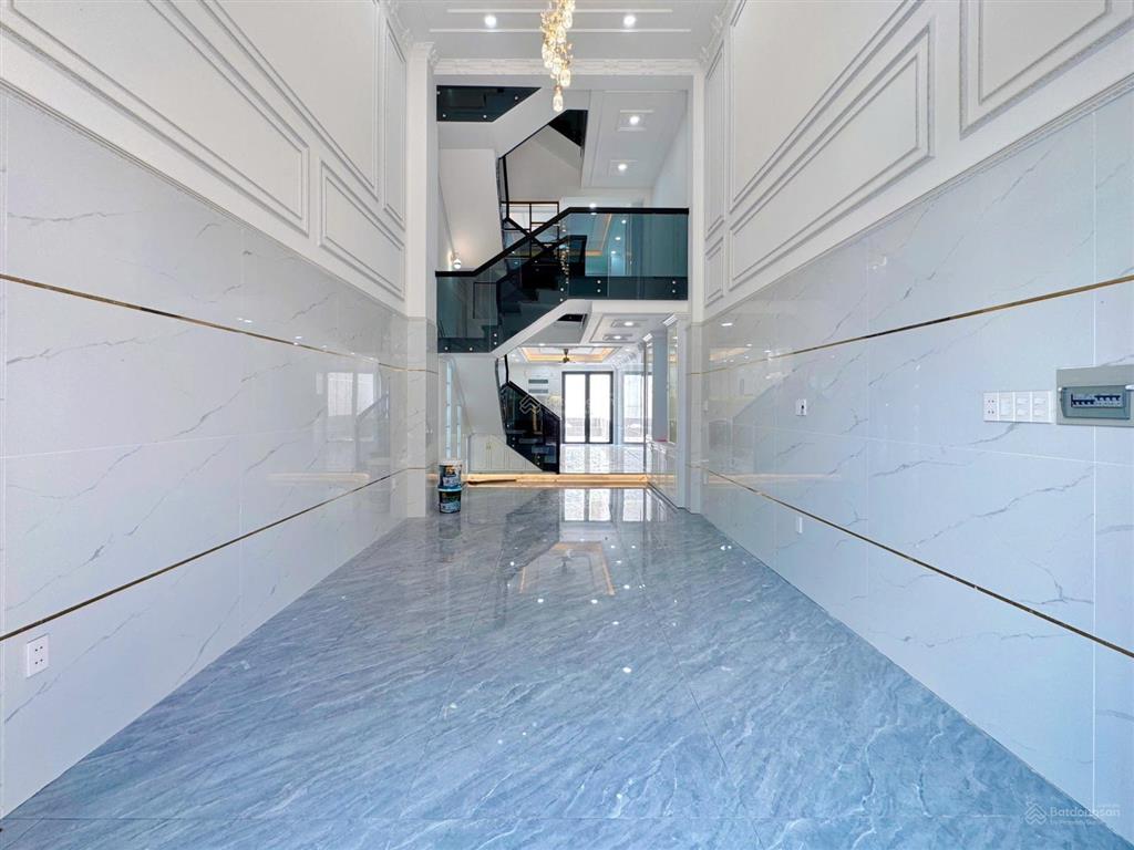 Nhà phố có sân vườn + sân đậu xe máy + gara ô tô + ô chờ thang máy  4m x 25m  đường trước nhà 8m