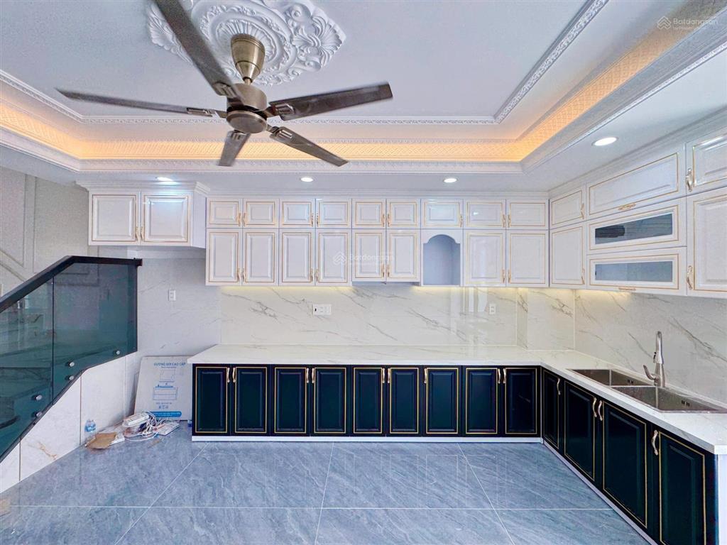 Nhà phố có sân vườn + sân đậu xe máy + gara ô tô + ô chờ thang máy  4m x 25m  đường trước nhà 8m
