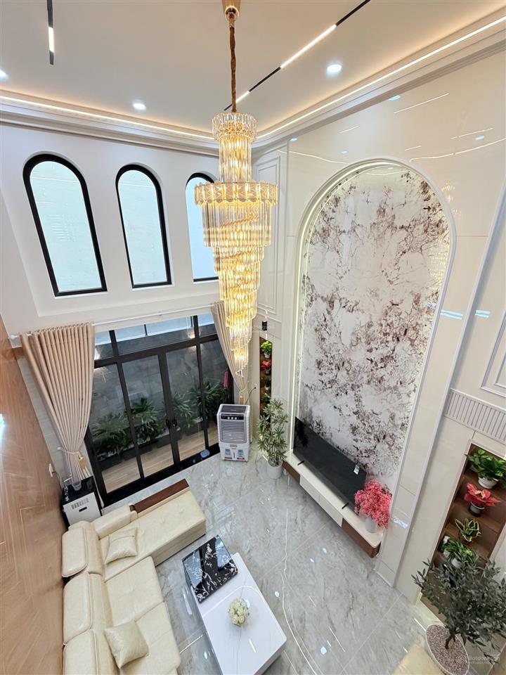 Nhà giáp quận 6, ngang 5m, full nội thất có trang bị thang máy 450kg trong nhà. vị trí trung tâm