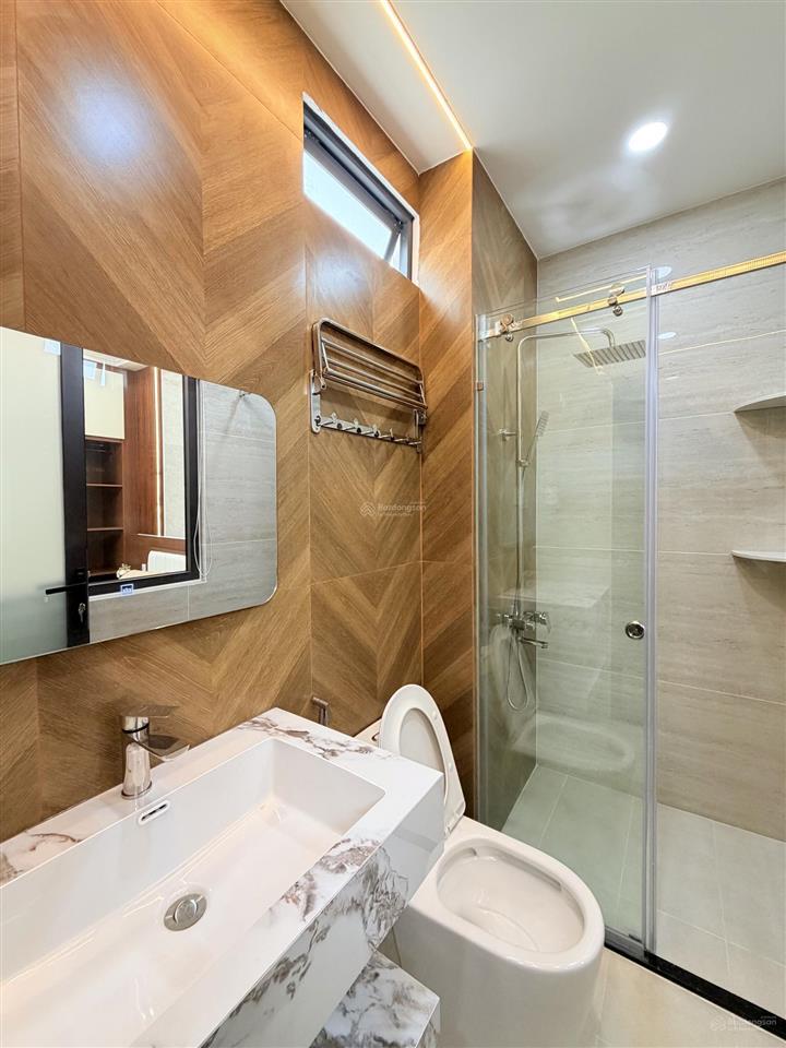 Nhà giáp quận 6, ngang 5m, full nội thất có trang bị thang máy 450kg trong nhà. vị trí trung tâm