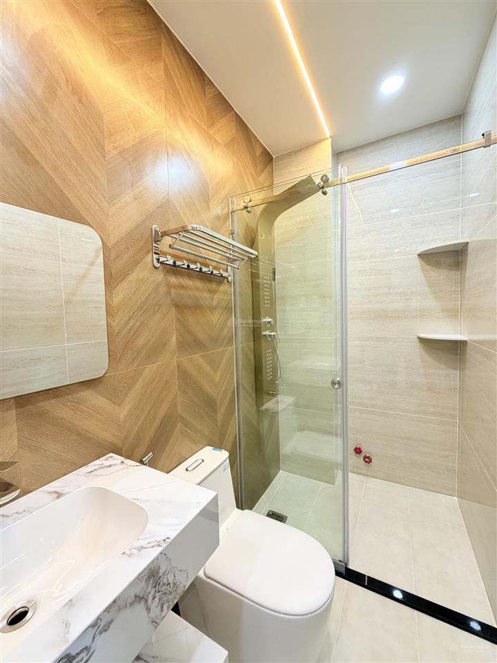 Nhà giáp quận 6, ngang 5m, full nội thất có trang bị thang máy 450kg trong nhà. vị trí trung tâm