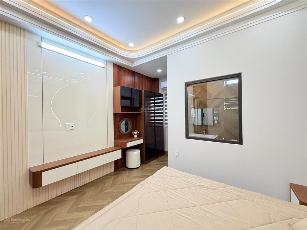 Nhà giáp quận 6, ngang 5m, full nội thất có trang bị thang máy 450kg trong nhà. vị trí trung tâm