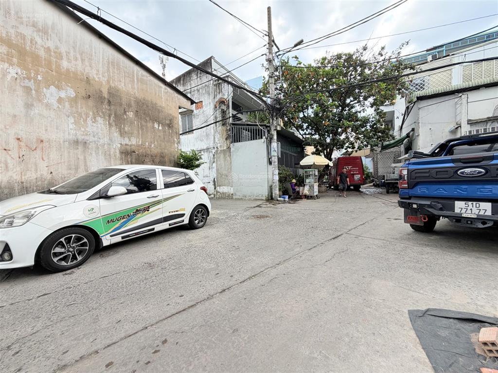 Nhà giáp quận 6, ngang 5m, full nội thất có trang bị thang máy 450kg trong nhà. vị trí trung tâm