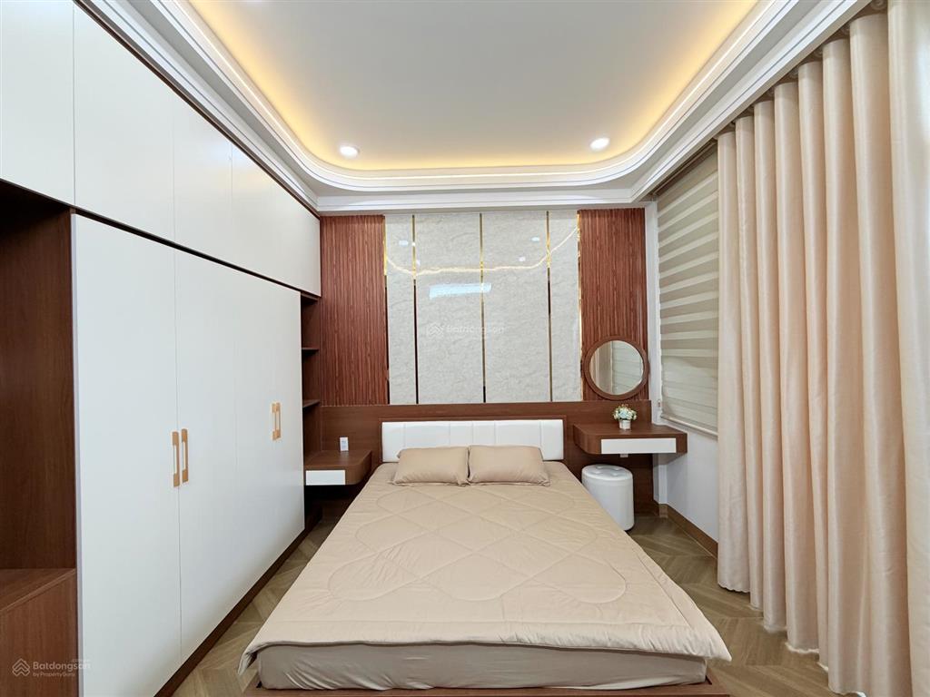 Nhà giáp quận 6, ngang 5m, full nội thất có trang bị thang máy 450kg trong nhà. vị trí trung tâm