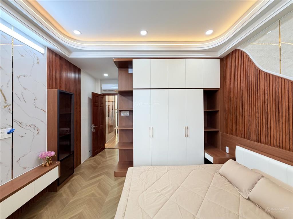 Nhà giáp quận 6, ngang 5m, full nội thất có trang bị thang máy 450kg trong nhà. vị trí trung tâm