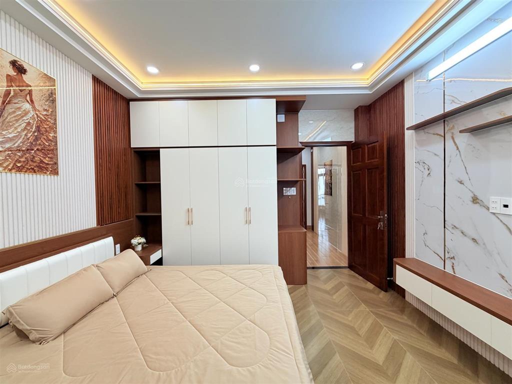 Nhà giáp quận 6, ngang 5m, full nội thất có trang bị thang máy 450kg trong nhà. vị trí trung tâm