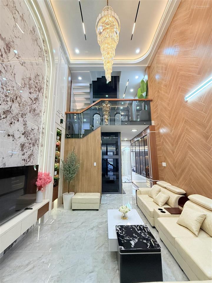 Nhà giáp quận 6, ngang 5m, full nội thất có trang bị thang máy 450kg trong nhà. vị trí trung tâm
