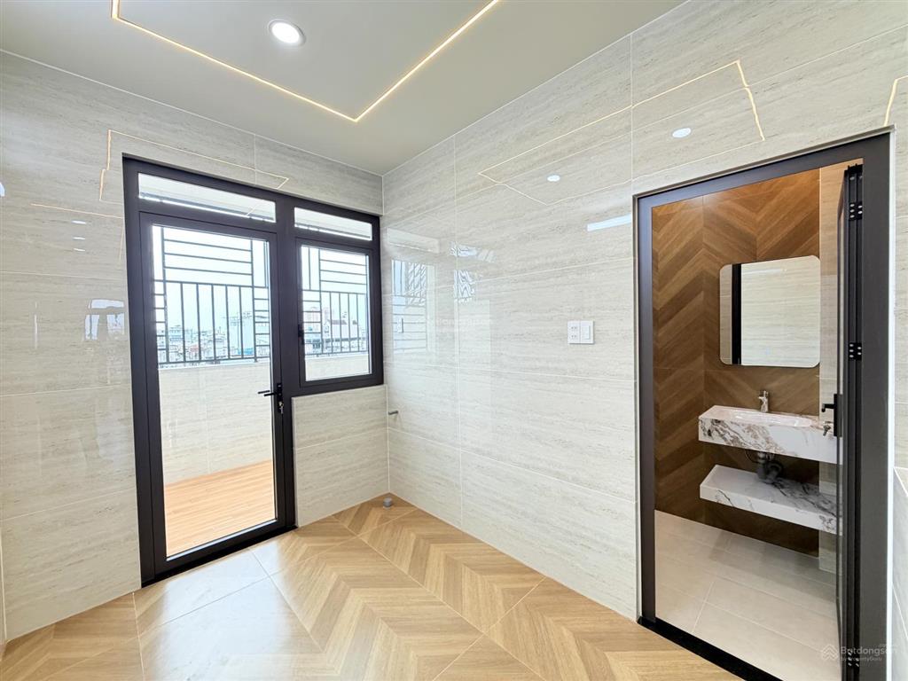 Nhà giáp quận 6, ngang 5m, full nội thất có trang bị thang máy 450kg trong nhà. vị trí trung tâm