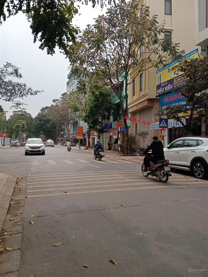 Ô tô thông, chạy vòng quanh, bán đất việt hưng 94m, hơn 17 tỷ. em thủy 0987 883 ***