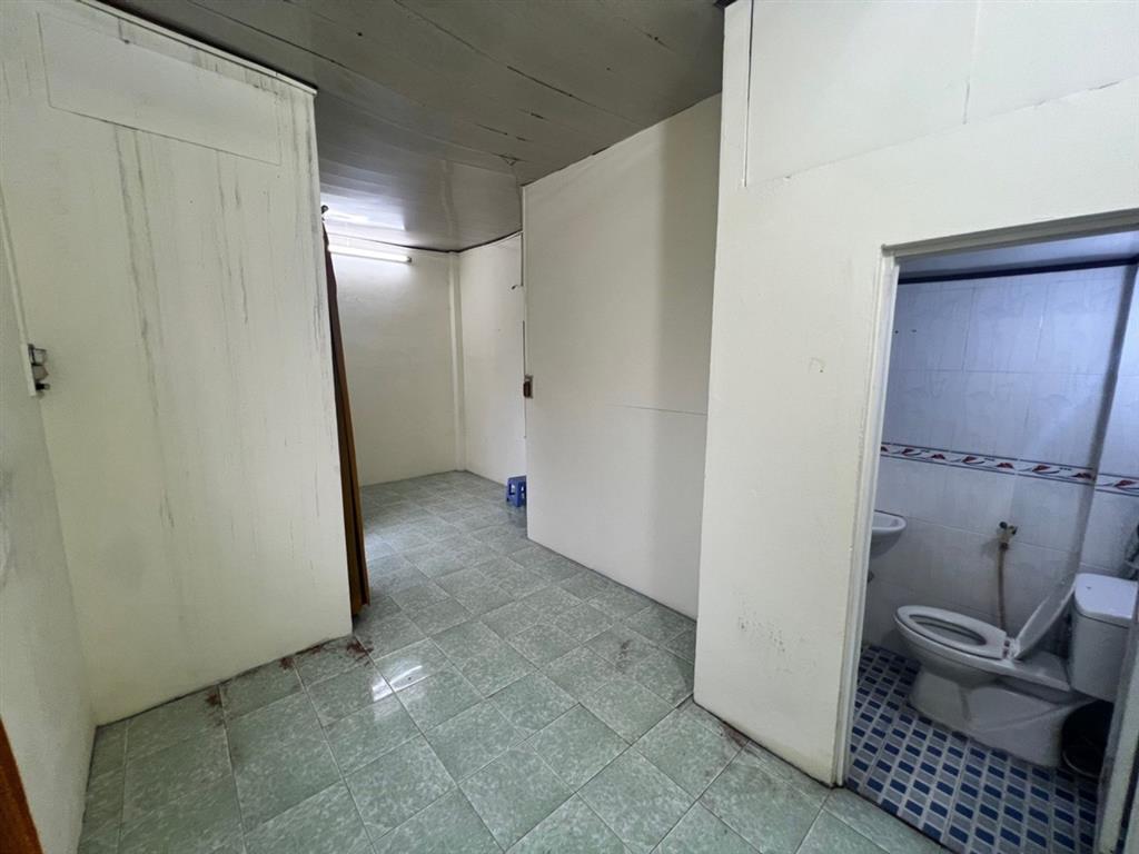 [D5896*] Sổ vuông A4, 2T cạnh chợ Xóm Mới - Giá 2.x tỷ