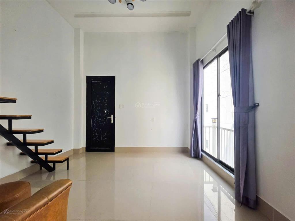 Cho thuê căn duplex 40m2  trần cao 2 mét đứng thoải mái ngay mặt tiền khánh hội, quận 4
