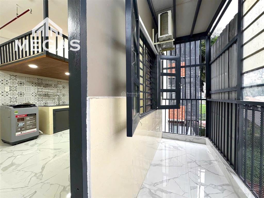 Phòng ban công gác lớn mới xây 100%, máy giặt riêng, đối diện cộng viên phần mềm  tô ký