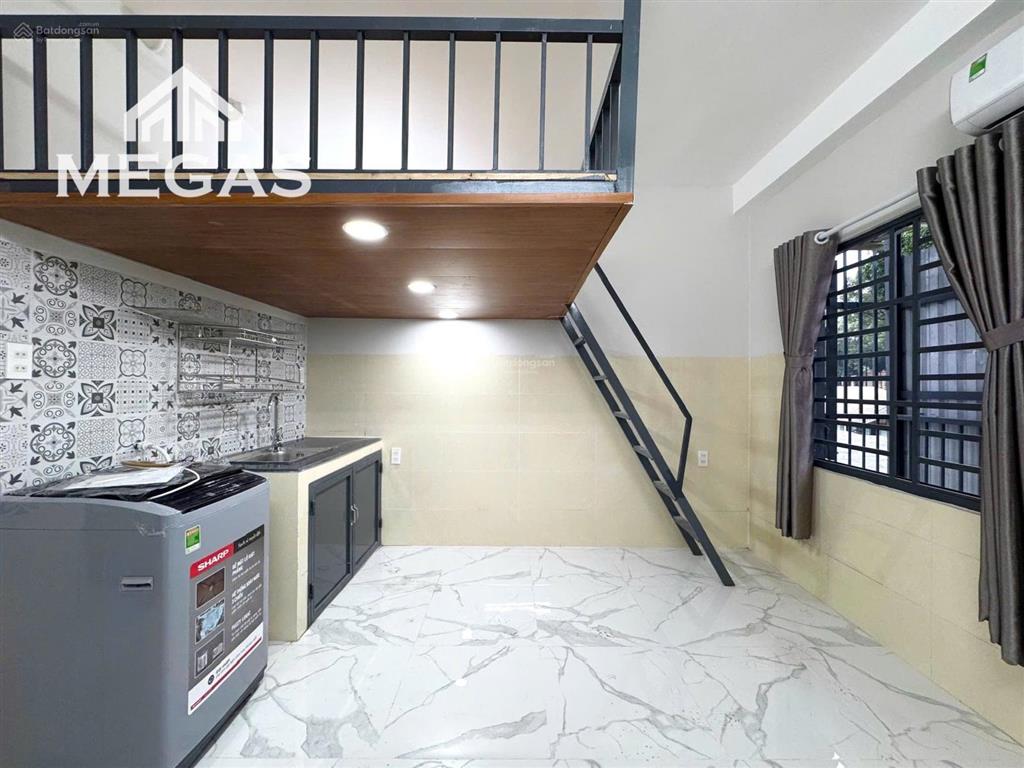 Phòng ban công gác lớn mới xây 100%, máy giặt riêng, đối diện cộng viên phần mềm  tô ký
