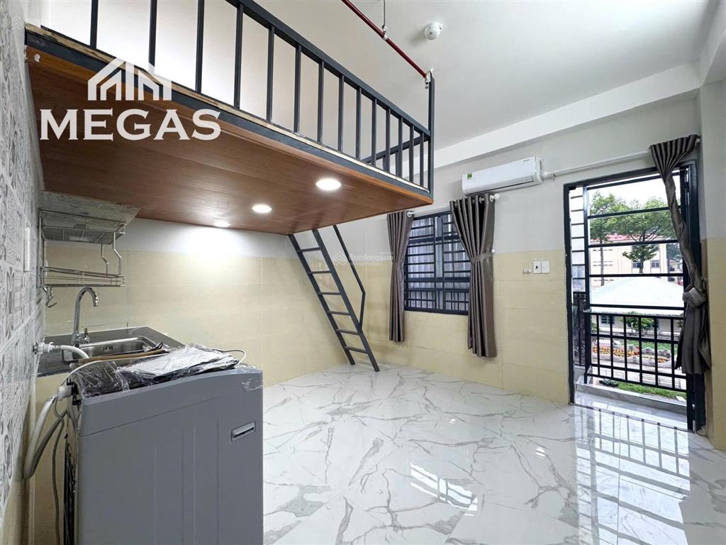Phòng ban công gác lớn mới xây 100%, máy giặt riêng, đối diện cộng viên phần mềm  tô ký