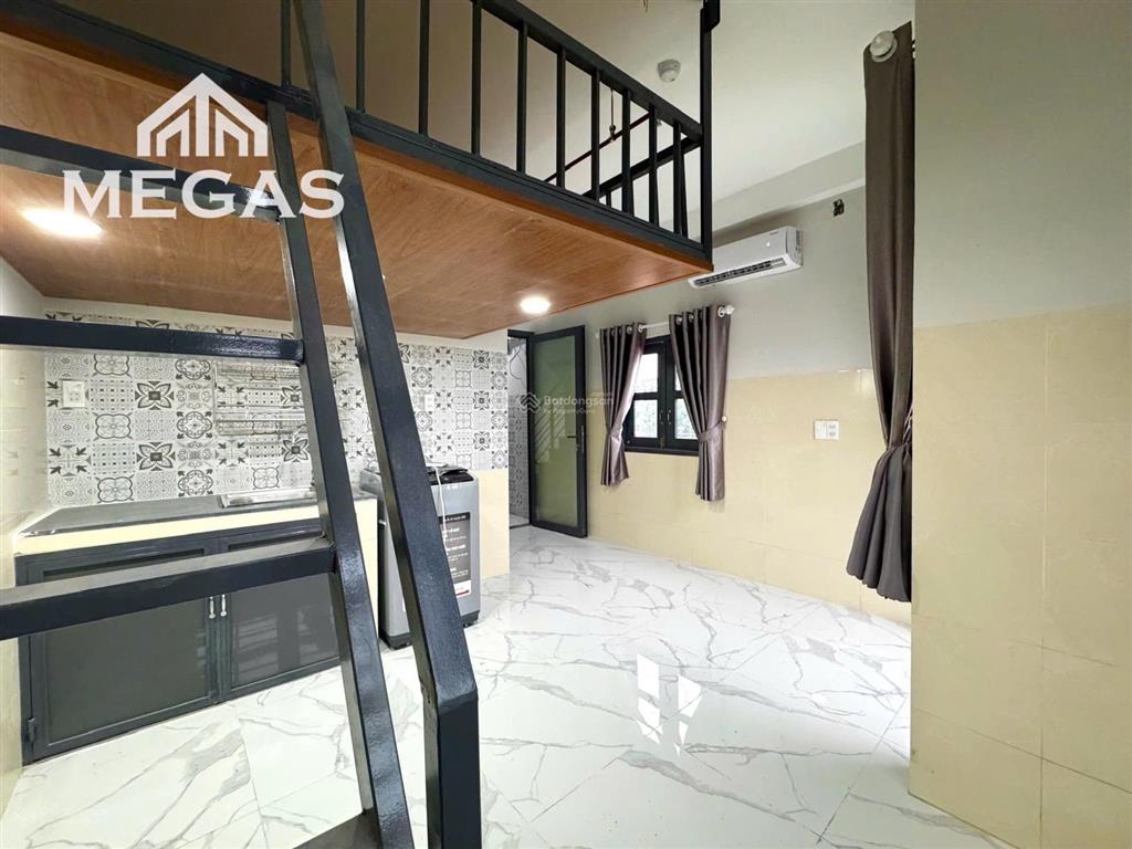 Phòng ban công gác lớn mới xây 100%, máy giặt riêng, đối diện cộng viên phần mềm  tô ký