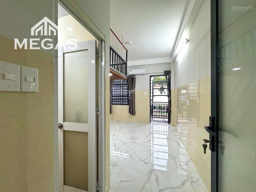 Phòng ban công gác lớn mới xây 100%, máy giặt riêng, đối diện cộng viên phần mềm  tô ký