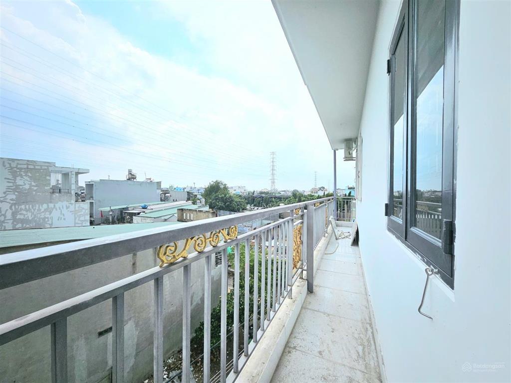 Phòng ban công mới xây 30m2 gác lớn full nội thất gần công viên phần mềm quang trung, tô ký