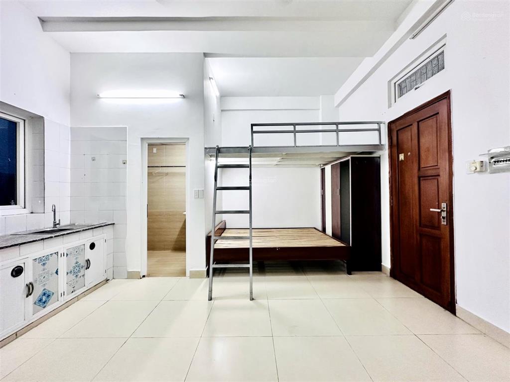 Cho thuê căn hộ 2 không gian ngủ, cửa sổ trời, gần cao đẳng vov, cvpm, huflit hóc môn