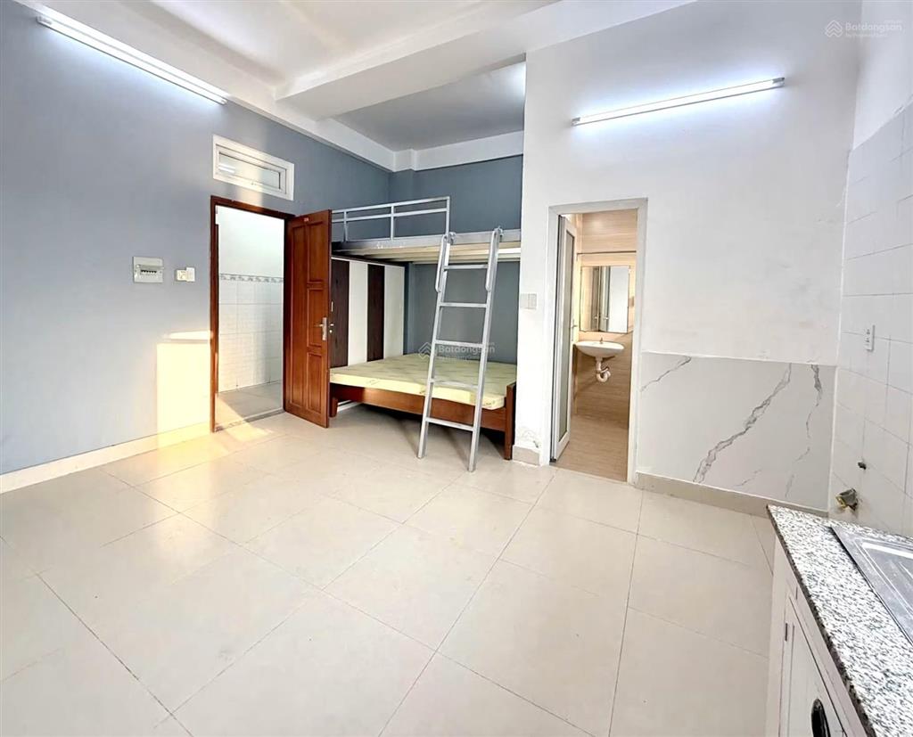 Cho thuê căn hộ 2 không gian ngủ, cửa sổ trời, gần cao đẳng vov, cvpm, huflit hóc môn