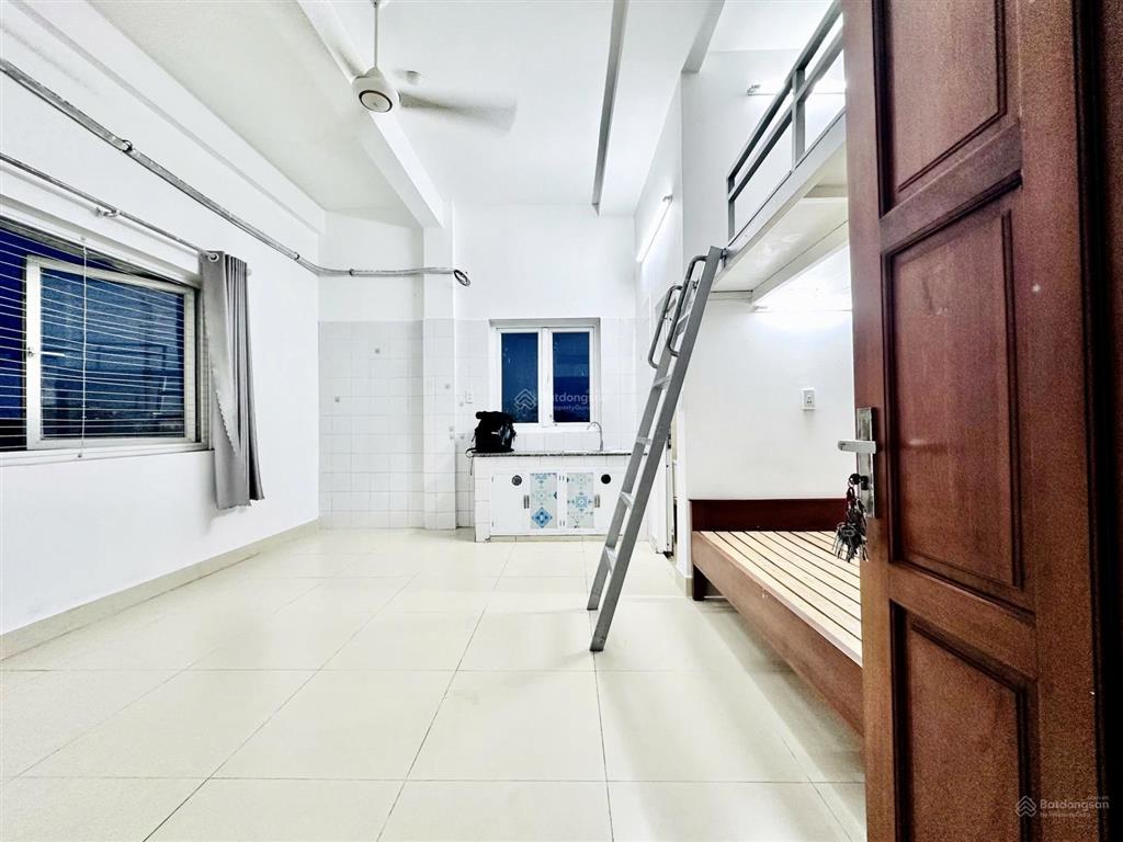 Cho thuê căn hộ 2 không gian ngủ, cửa sổ trời, gần cao đẳng vov, cvpm, huflit hóc môn