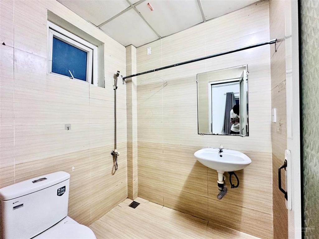 Cho thuê căn hộ 2 không gian ngủ, cửa sổ trời, gần cao đẳng vov, cvpm, huflit hóc môn