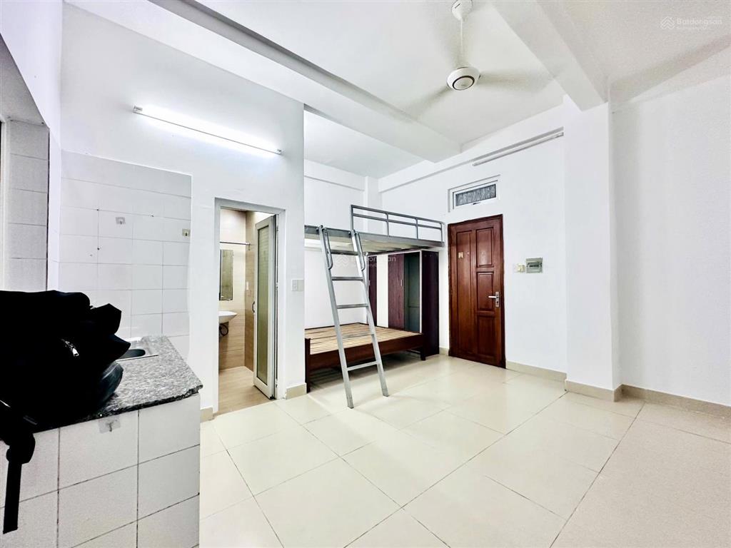 Cho thuê căn hộ 2 không gian ngủ, cửa sổ trời, gần cao đẳng vov, cvpm, huflit hóc môn