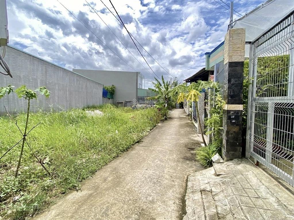 Bán nền góc 2mt 128.9m2 cách 70m đường 830, giá 1 tỷ, xã long cang, tây ninh